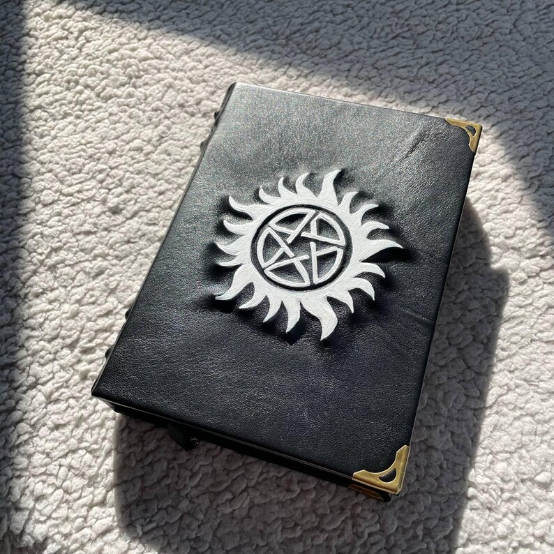 Övernaturlig pentagramgrimoire – Svart läderbok med skuggor | Occult Witch Journal bild 6