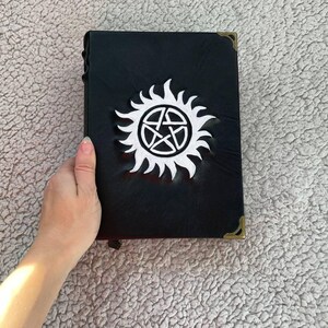 Övernaturlig pentagramgrimoire – Svart läderbok med skuggor | Occult Witch Journal bild 2