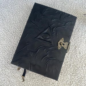 Grimoire med allseende öga | Svart läderbok med skuggor, ockult dagbok, frimurarbok bild 1