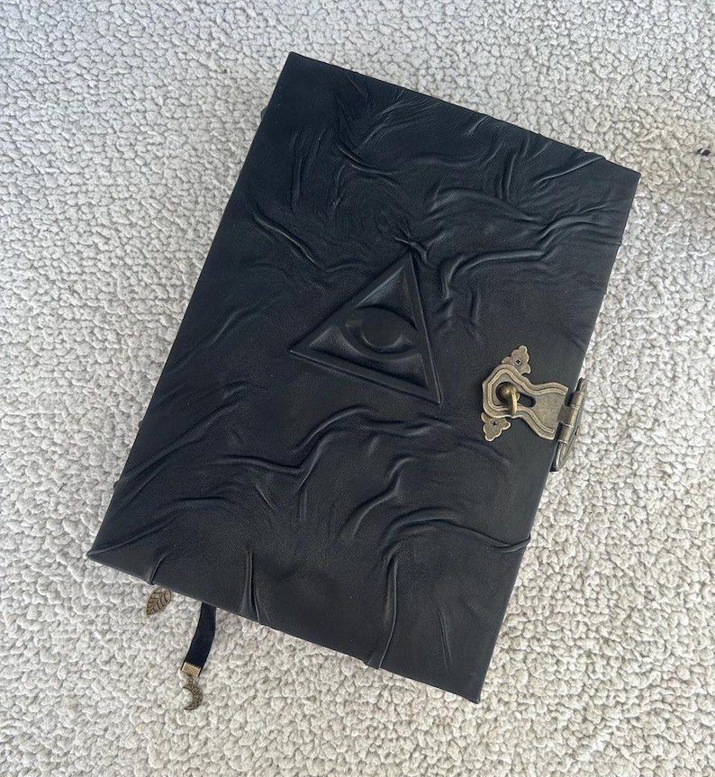 Grimoire med allseende öga | Svart läderbok med skuggor, ockult dagbok, frimurarbok bild 1