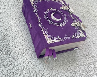 Purple Suede Moon Grimoire: Witchcraft Journal Book of Shadows med lås