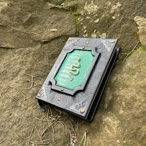 Black Leather Grimoire: Snake Charm Spellbook, A5 Kraft Pages imagem 2