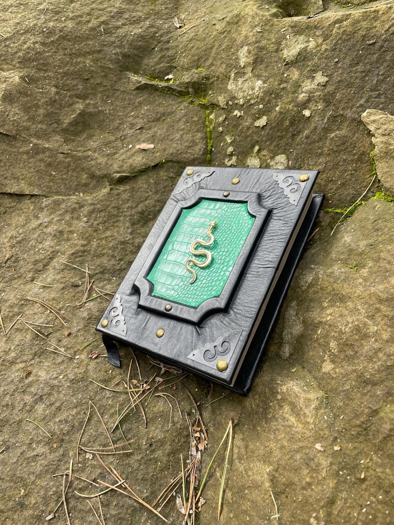 Black Leather Grimoire: Snake Charm Spellbook, A5 Kraft Pages imagem 2