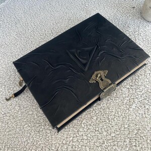 Grimoire med allseende öga | Svart läderbok med skuggor, ockult dagbok, frimurarbok bild 3