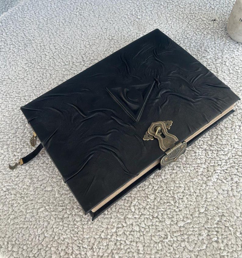 Grimoire med allseende öga | Svart läderbok med skuggor, ockult dagbok, frimurarbok bild 3