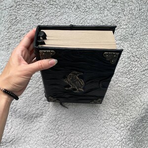 Grimorio del Corvo in pelle nera: Libro delle Ombre con rilievi, pagine in carta kraft. immagine 6
