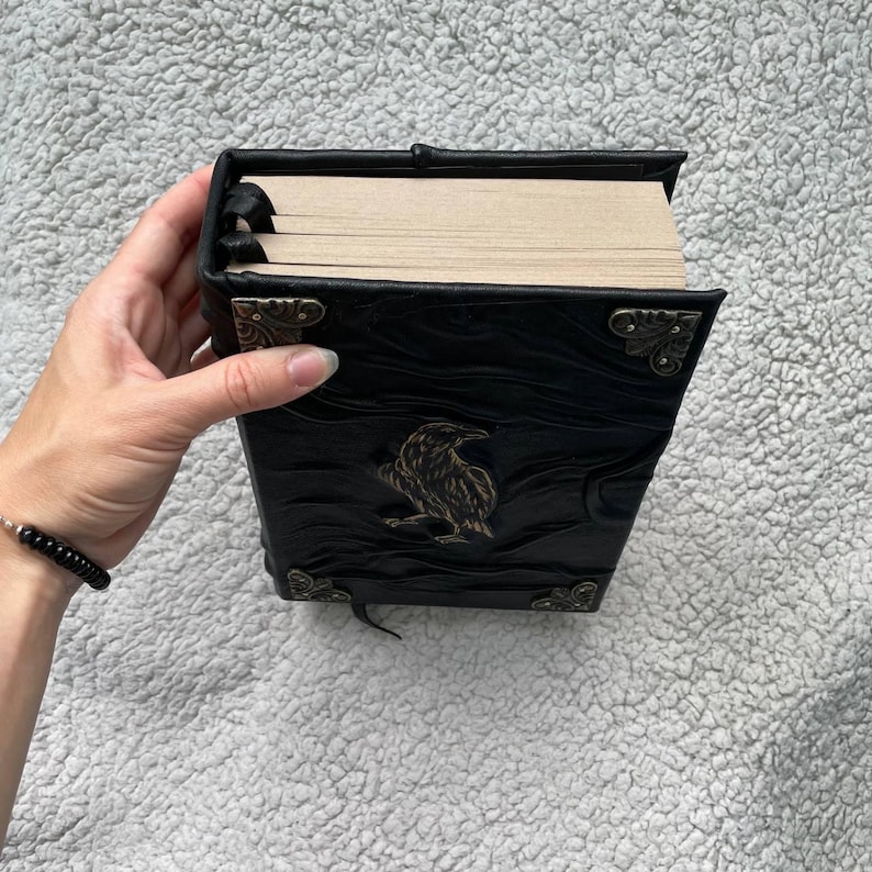 Grimorio del Corvo in pelle nera: Libro delle Ombre con rilievi, pagine in carta kraft. immagine 6
