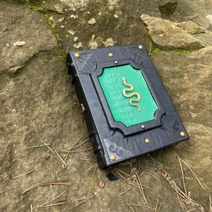 Black Leather Grimoire: Snake Charm Spellbook, A5 Kraft Pages imagem 1