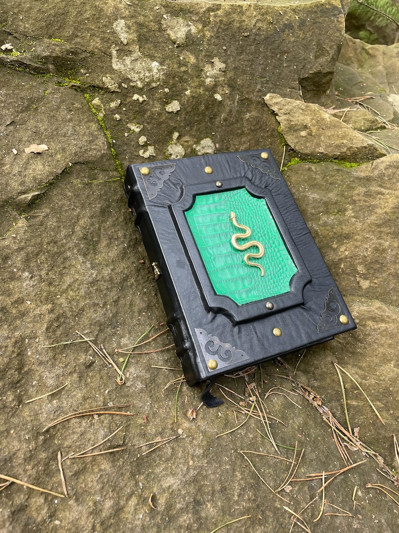 Black Leather Grimoire: Snake Charm Spellbook, A5 Kraft Pages imagem 1