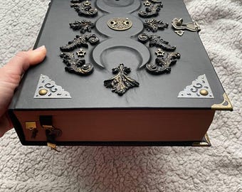 Handgjord lädergrimoire: Svart måne, trippelgudinna, häxbok