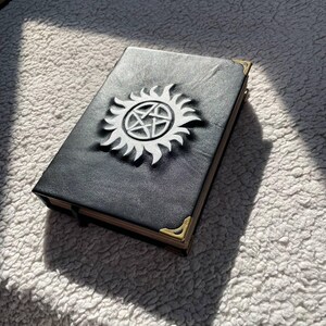 Övernaturlig pentagramgrimoire – Svart läderbok med skuggor | Occult Witch Journal bild 7