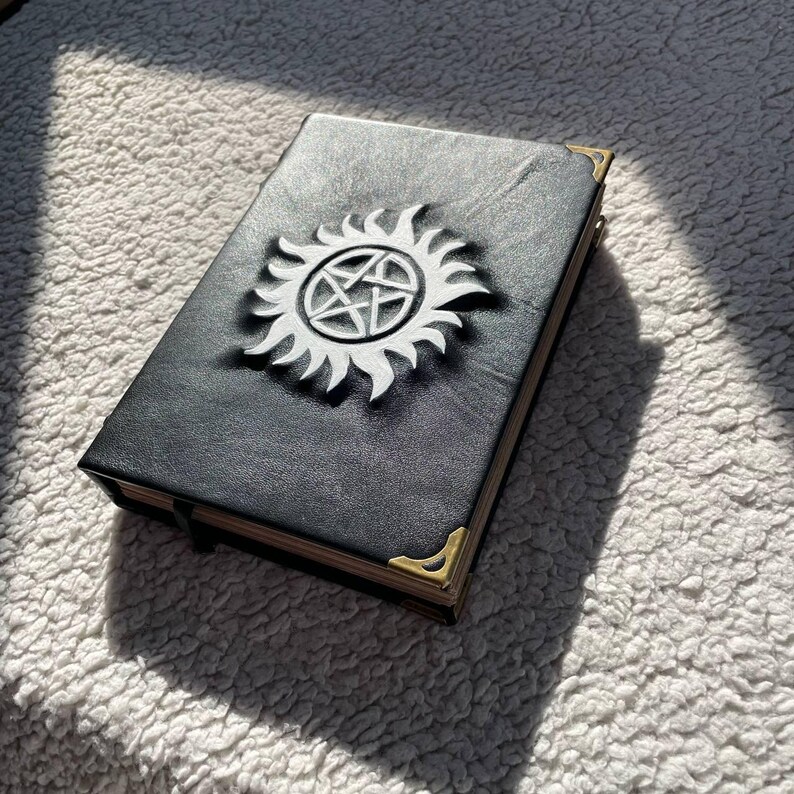 Övernaturlig pentagramgrimoire – Svart läderbok med skuggor | Occult Witch Journal bild 7