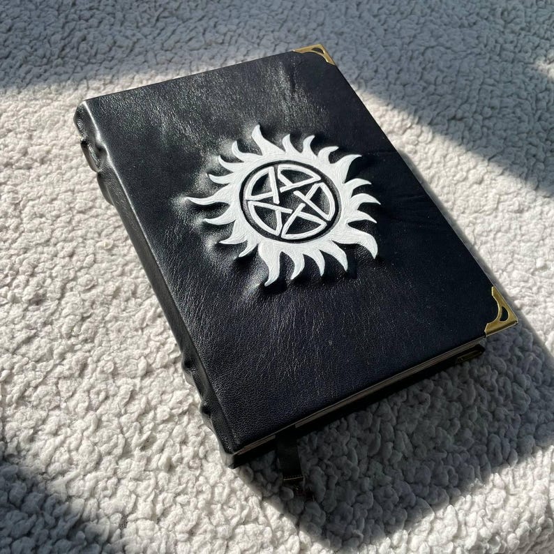 Övernaturlig pentagramgrimoire – Svart läderbok med skuggor | Occult Witch Journal bild 10