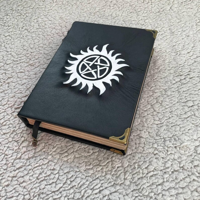 Övernaturlig pentagramgrimoire – Svart läderbok med skuggor | Occult Witch Journal bild 1