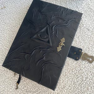 Grimoire med allseende öga | Svart läderbok med skuggor, ockult dagbok, frimurarbok bild 5