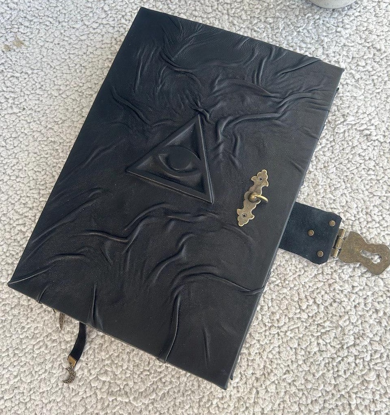 Grimoire med allseende öga | Svart läderbok med skuggor, ockult dagbok, frimurarbok bild 5
