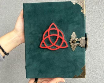 Handgefertigtes smaragdgrünes Wildlederbuch der Schatten: Triquetra Grimoire mit Magic Locks