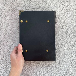 Övernaturlig pentagramgrimoire – Svart läderbok med skuggor | Occult Witch Journal bild 11