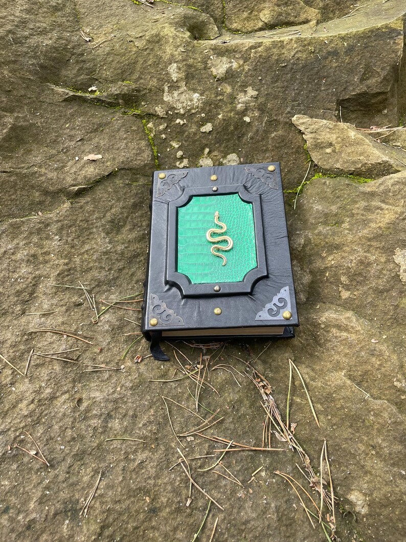 Black Leather Grimoire: Snake Charm Spellbook, A5 Kraft Pages imagem 3