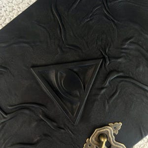 Grimoire med allseende öga | Svart läderbok med skuggor, ockult dagbok, frimurarbok bild 11
