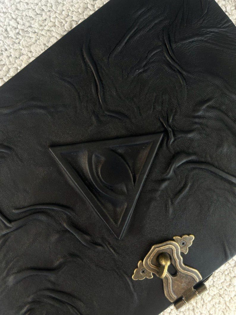 Grimoire med allseende öga | Svart läderbok med skuggor, ockult dagbok, frimurarbok bild 11