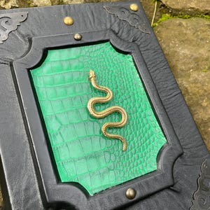 Black Leather Grimoire: Snake Charm Spellbook, A5 Kraft Pages imagem 4