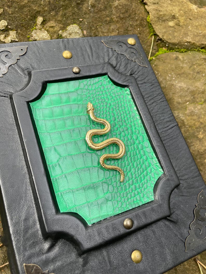 Black Leather Grimoire: Snake Charm Spellbook, A5 Kraft Pages imagem 4