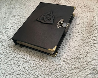 Triquetra Grimoire: Czarna skórzana księga cieni – zaczarowana replika