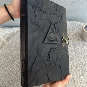 Grimoire med allseende öga | Svart läderbok med skuggor, ockult dagbok, frimurarbok bild 6