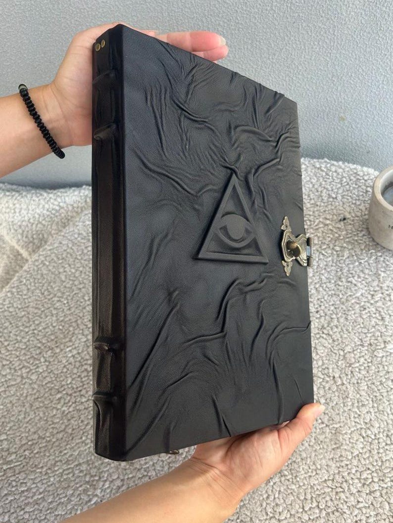Grimoire med allseende öga | Svart läderbok med skuggor, ockult dagbok, frimurarbok bild 6