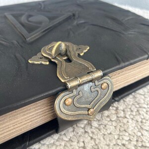 Grimoire med allseende öga | Svart läderbok med skuggor, ockult dagbok, frimurarbok bild 9