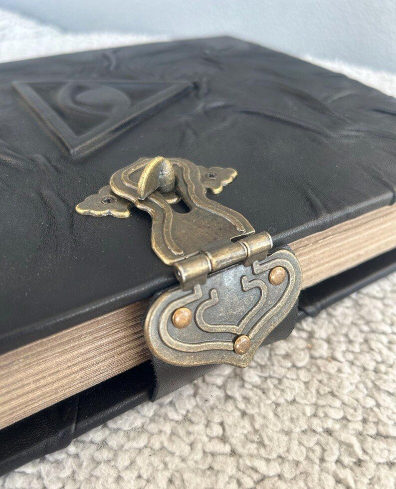 Grimoire med allseende öga | Svart läderbok med skuggor, ockult dagbok, frimurarbok bild 9