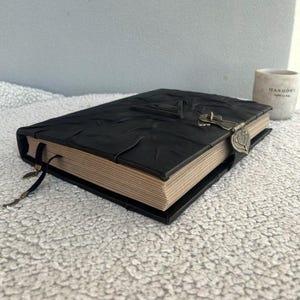 Grimoire med allseende öga | Svart läderbok med skuggor, ockult dagbok, frimurarbok bild 7
