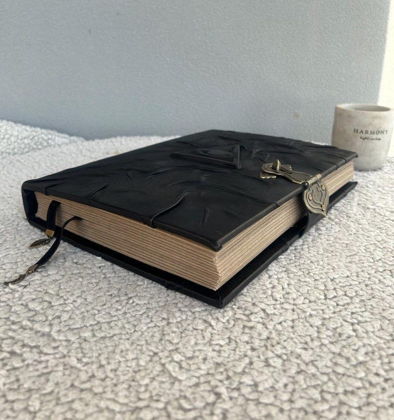 Grimoire med allseende öga | Svart läderbok med skuggor, ockult dagbok, frimurarbok bild 7