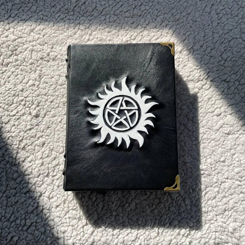 Övernaturlig pentagramgrimoire – Svart läderbok med skuggor | Occult Witch Journal bild 8
