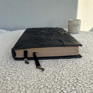 Grimoire med allseende öga | Svart läderbok med skuggor, ockult dagbok, frimurarbok bild 8
