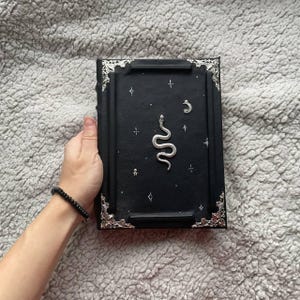 Silver Serpent Grimoire: Black Leather Snake Magic Book of Shadows afbeelding 4