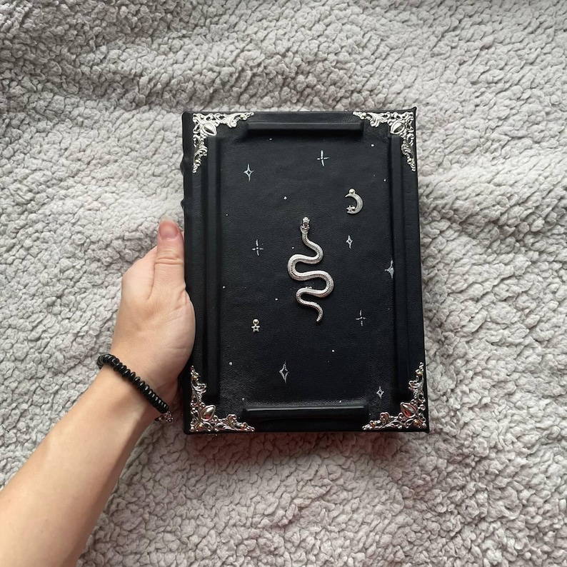 Silver Serpent Grimoire: Black Leather Snake Magic Book of Shadows afbeelding 4