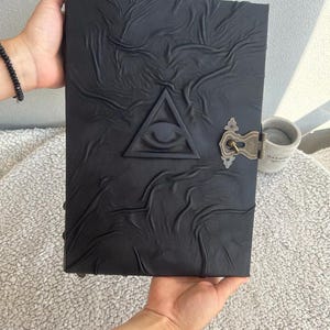 Grimoire med allseende öga | Svart läderbok med skuggor, ockult dagbok, frimurarbok bild 2
