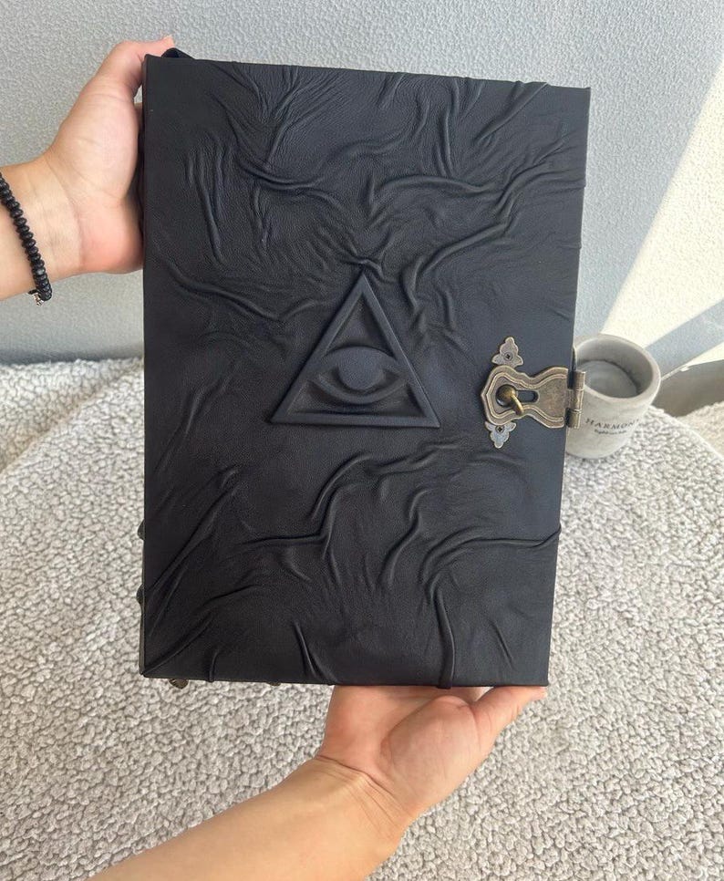 Grimoire med allseende öga | Svart läderbok med skuggor, ockult dagbok, frimurarbok bild 2
