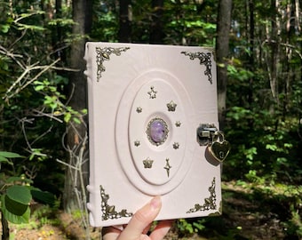 Handgjord läderbok av skuggor: Ametistgrimoire med magiska lås