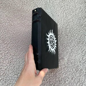 Övernaturlig pentagramgrimoire – Svart läderbok med skuggor | Occult Witch Journal bild 5