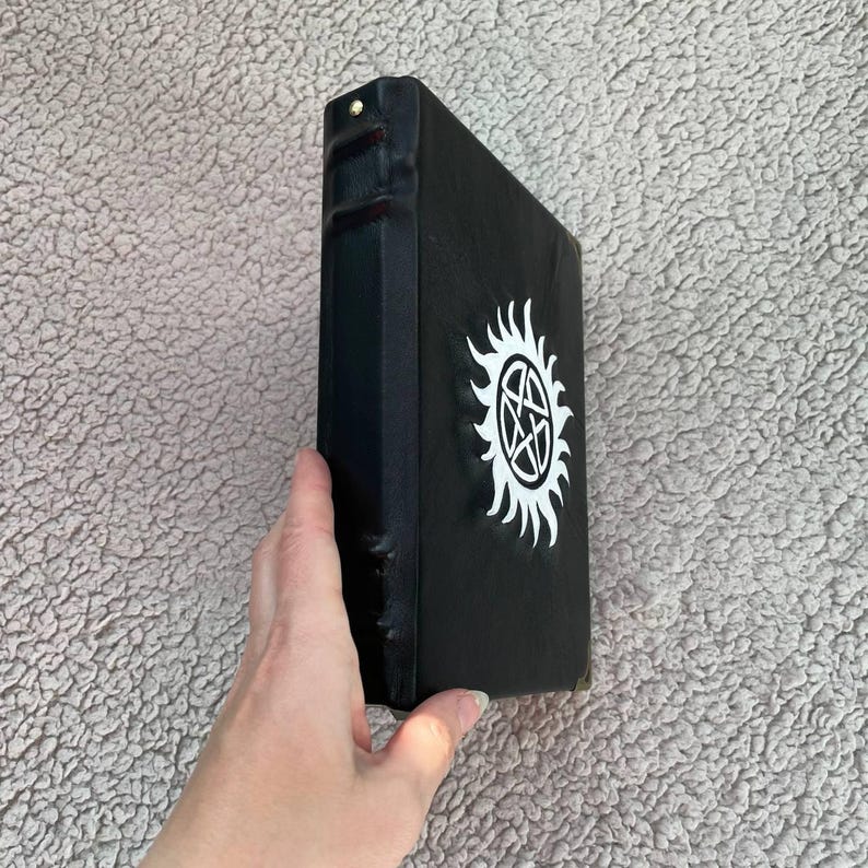 Övernaturlig pentagramgrimoire – Svart läderbok med skuggor | Occult Witch Journal bild 5