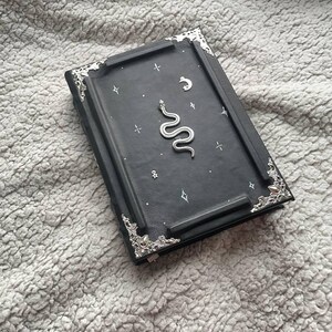 Silver Serpent Grimoire: Black Leather Snake Magic Book of Shadows afbeelding 5
