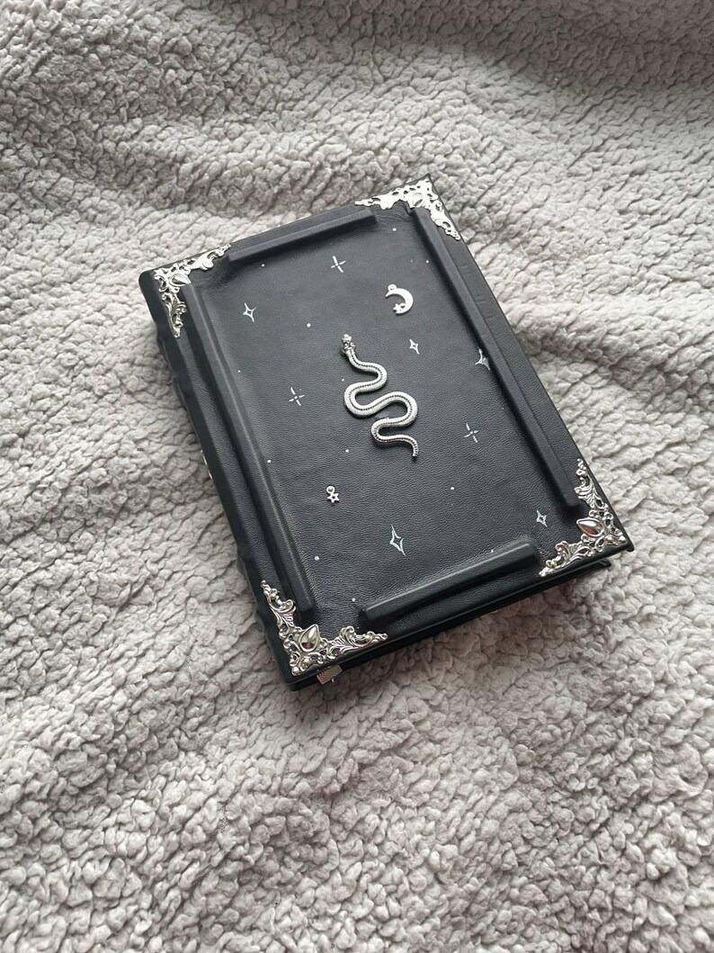 Silver Serpent Grimoire: Black Leather Snake Magic Book of Shadows afbeelding 5