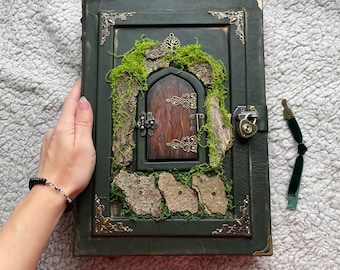 Handgemaakte bos-grimoire: groene heksendagboek met slot