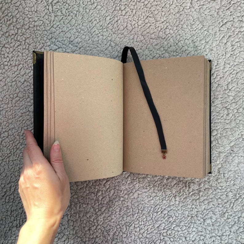 Övernaturlig pentagramgrimoire – Svart läderbok med skuggor | Occult Witch Journal bild 13