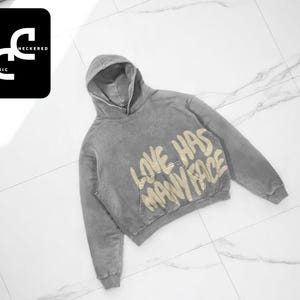 Moletom com capuz masculino com estampa ousada | Moletom oversized | Design gráfico de letras | Blusa com visual urbano | Look casual para o dia a dia