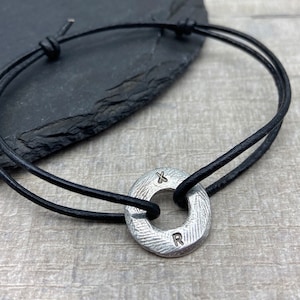 Pulsera inicial de parejas - pulsera de letras - pulsera de amistad de amor y besos de cuero - joyería inicial de peltre personalizada