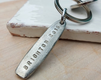 Porte-clés cadeau personnalisé pour le réchauffement de la maison - Porte-clés en étain recyclé solide personnalisé pour première maison - Cadeau pour un nouveau couple à la maison - Déménagement